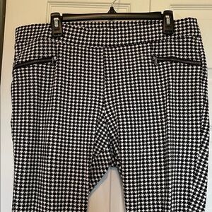 Women’s XL Old Navy Stevie cropped ankle pull on pants. Houndstooth hip zippers